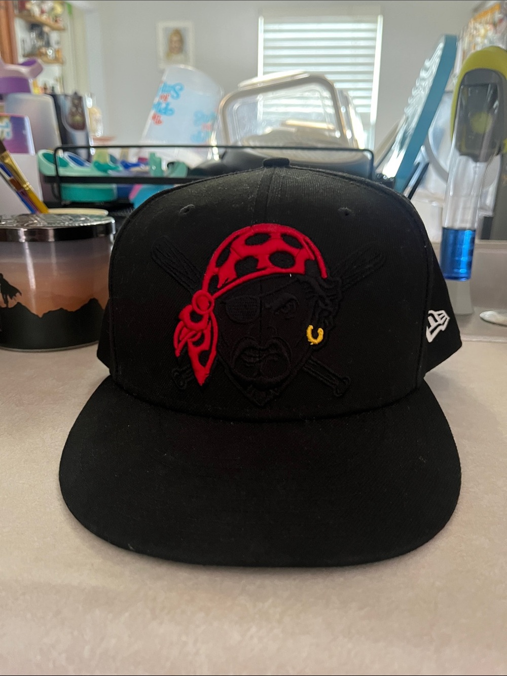 New Era Pittsburgh pirates Black Cap with Red Pirate Bandana 7 3/4